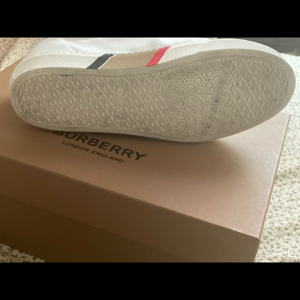 Men’s size 7, women’s 8.5
Very stylish and comfy! - Picture 7 of 8